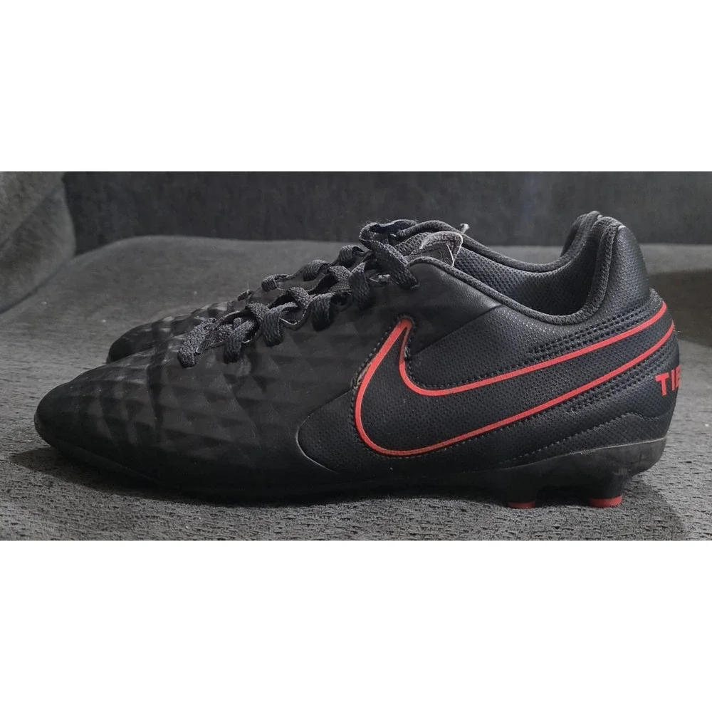 NikeJr Tiempo Legend 8 Club Soccer Cleats Black Crimson Youth Size 5Y AT5881-060
